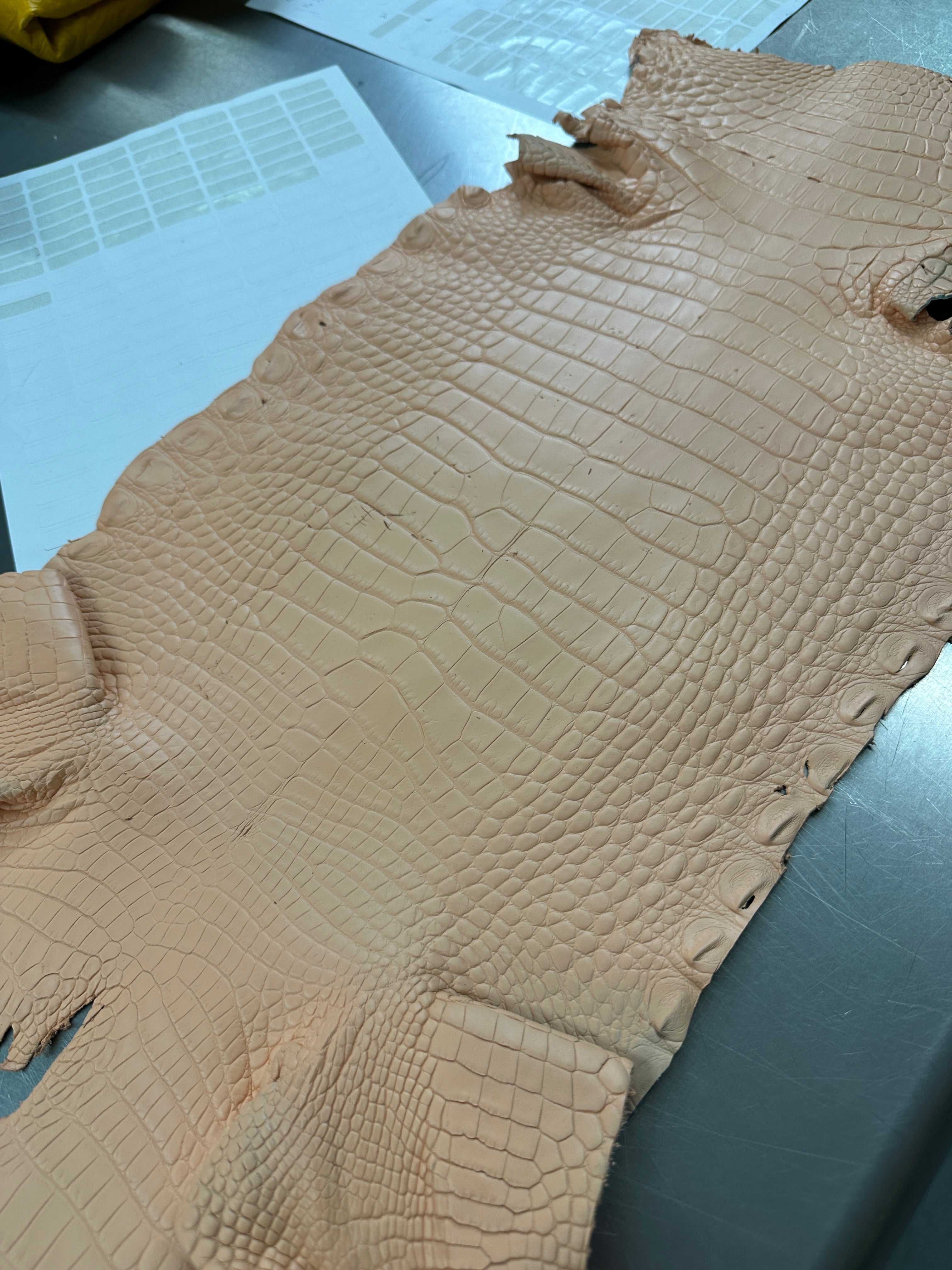 Matte Peach Fuzz Alligator Skin 28cm/Gr5